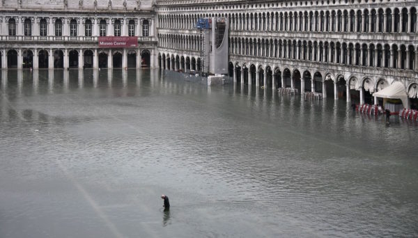 Venezia e MoSE: apnea di una città